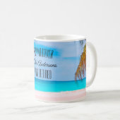 ビーチ退職したカップルの名前サンディビーチと海 コーヒーマグカップ (正面右)