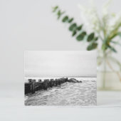 ビーチ防波堤 – 広 ポストカード (スタンド正面)