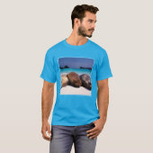 ビーチ|エクアドルで眠っているアシカ Tシャツ (正面フル)