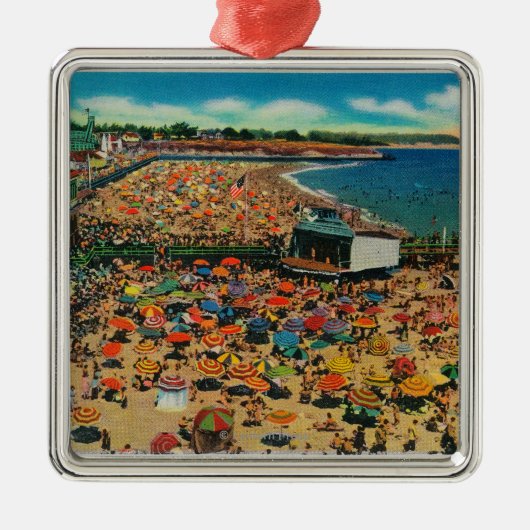 ビーチ、サンタCruzSanta Cruz、カリフォルニアの群集 メタルオーナメント (正面)