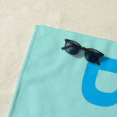 ビーチ、ラージスカイブルー文字オンライトティール（緑がかった色） ビーチタオル (インサイチュ)