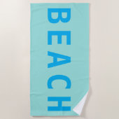 ビーチ、ラージスカイブルー文字オンライトティール（緑がかった色） ビーチタオル (正面)