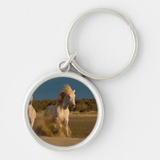 ビーチ| Camargue、フランスで走っている白馬 キーホルダー (正面)