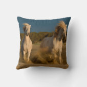 ビーチ| Camargue、フランスで走っている白馬 クッション (裏面)