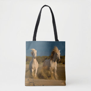 ビーチ Camargue、フランスで走っている白馬 トートバッグ
