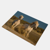 ビーチ| Camargue、フランスで走っている白馬 ドアマット (アングル)