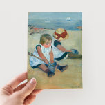 ビーチ | Mary Cassattはがき ポストカード<br><div class="desc">メアリー・カサットのビーチ(1884)の子供たちは、海辺で2人の子供の柔らかな瞬間遊を捉えている。柔ら絵を描く抑えた色と穏やかな筆跡が幼少期の無垢さを反映し気にている。キャサットの印象派スタイルは、静かなビーチの設定と子供たちの交流を微妙な魅力で人生にもたらす。デザインツールを使用してイメージのカスタム文字を追加したり、イメージをカスタマイズする。</div>