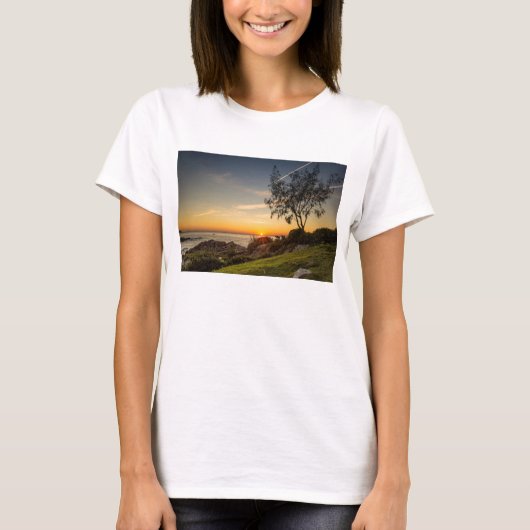 ビーチArmação、ブラジルの日の出 Tシャツ (正面)