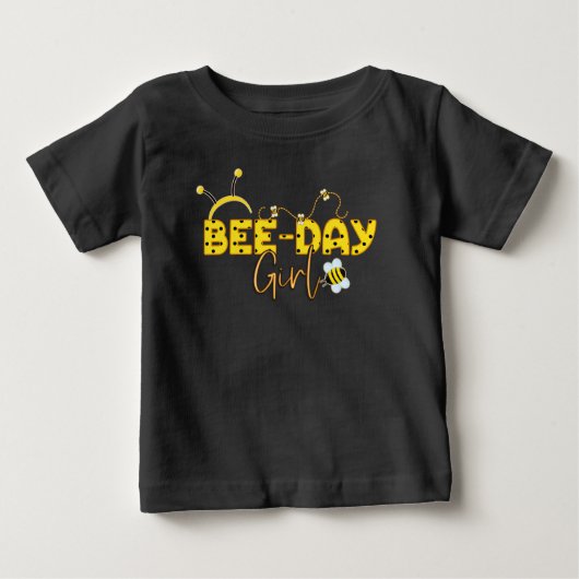 ビーデイ誕生日ガールイエロータイポグラフィ ベビーTシャツ (正面)
