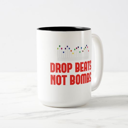 ビートのない爆弾DJおよび音楽生産者のマグを落として下さい ツートーンマグカップ (正面右)