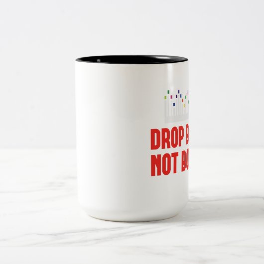 ビートのない爆弾DJおよび音楽生産者のマグを落として下さい ツートーンマグカップ (中央)