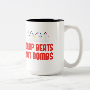 ビートのない爆弾DJおよび音楽生産者のマグを落として下さい ツートーンマグカップ
