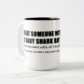 ビートベビーの鮫のマグとの誰か ツートーンマグカップ (正面左)