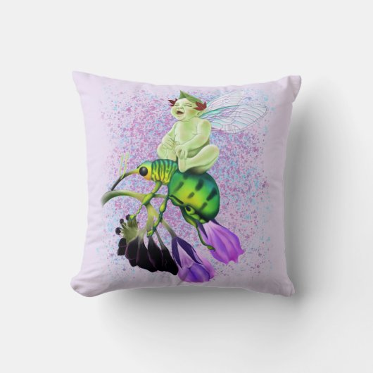 ビートルに乗って笑うベビーピクシー クッション (正面)