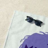 ビートルジュース |リディア「奇妙で珍しい」グラフィック ビーチタオル (インサイチュ)