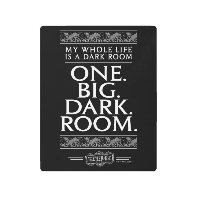 ビートルジュース |私の人生は暗い部屋 メタルプリント (正面)