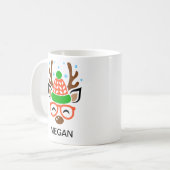 ビーニーとメガネのホリデートラの顔 コーヒーマグカップ (正面左)