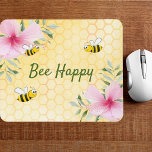 ビーハッピーバンブルビーズイエローハニカムフローラ マウスパッド<br><div class="desc">ハニカムパターンを持つ黄色、白い背景。ピンク飾の熱帯花模様の花、ハイビスカスと幸せなバンブルミツバチを持つ。文字: Bee Happy in green hand letteredスタイルスクリプト。夏のホームワーク宇宙に最適！</div>