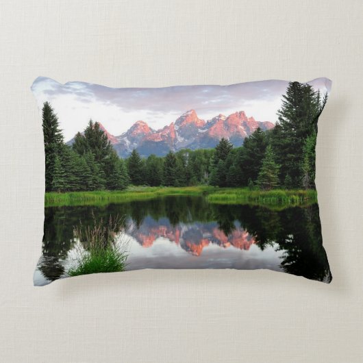 ビーバーの池上のTetonの壮大な反射 アクセントクッション (正面)