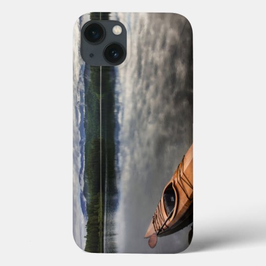ビーバーレイクの岸辺にある木製のカヤック Case-Mate iPhoneケース (裏面)