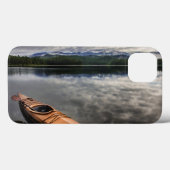 ビーバーレイクの岸辺にある木製のカヤック Case-Mate iPhoneケース (裏面 (横))