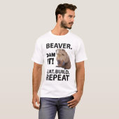 ビーバー 食べる 作る 繰り返す おもしろい Tシャツ (正面フル)