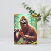 ビーフジャーキーの瓶と苔むした森のサスカッチ ポストカード (スタンド正面)