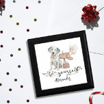 ビーユアダルマチアンパピーカスタム ギフトボックス<br><div class="desc">私たちの"Be Yourself Dalmatian Puppytouchギフト"であなたのデコに心温まるカスタムを導入。 この魅力的デザインは、メールボックスの横に座っている愛らしいダルマお洒落スの子犬を特徴とし、柔らかい白い風船が優しく上に浮かぶ。景品の箱が美しく飾られ、愛犬家に理想的なプレゼント。繊細なハートと星に囲まれた書道の銘文「Be Yourself」には、の個人的なメッセージがインスパイア付け加えられている。この楽しいアートワークは、赤ちゃんシャワーや誕生日から休日まで、または単に思慮深い日常の贈り物としてさまざまな大事な行事に最適である。ダルマ人を大切にし、犬の魅力のtouchを家に加えたい人に特に適している。子供部屋やリビング、ワークスペースに展示されているかどうかにかかわらず、この作品は喜びと個性を持ち込む事が出来る。愛と詳細に対する鋭い目で作られたデザインは、単なる装飾ではなく、真の自己を受け入れることを思い出させる。共有この特別な作品を愛する人と一緒に作り、彼らの装飾の大切な部分にする。</div>