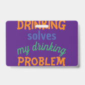 ビールおもしろい引用文：飲むと飲む問題が解決 バッジ (裏面)