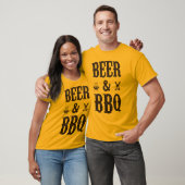 ビールおよびBBQ Tシャツ (ユニセックス)