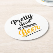 ビールかわいらしを飲むのが得意だ ラウンドペーパーコースター (アングル)