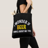 ビールって私のことを考えてるのかな トートバッグ (クローズアップ)