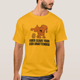 ビールで小便をしている悪い犬 Tシャツ