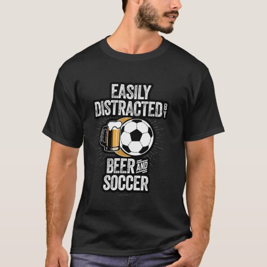 ビールとサッカーに気を取られる Tシャツ (正面)