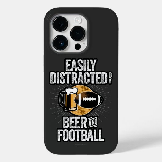 ビールとサッカーのケースメイトiに容易に気を散らす Case-Mate iPhoneケース (裏面)