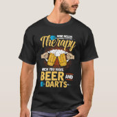 ビールとダーツのおもしろいを持っているときにセラピーが必要なユーザー Tシャツ (正面)