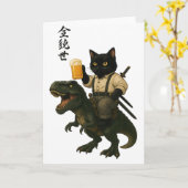 ビールとティラノサウルスと騎乗する侍猫 | レトロな日本風アート カード (黄色い花)