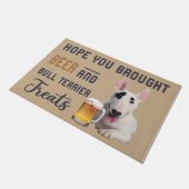 ビールとブルテリアのトリートマットを持って来てほしい ドアマット (アングル)