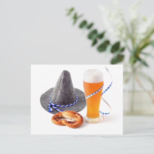 ビールとプレッツェルを含むオクトーバーフェストストリーマー ポストカード (スタンド正面)