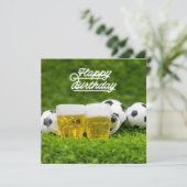 ビールとボールを緑に乗せたサッカーハッピーバースデー カード (スタンド正面)