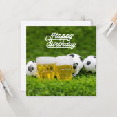 ビールとボールを緑に乗せたサッカーハッピーバースデー カード (正面/裏面インサイチュ)