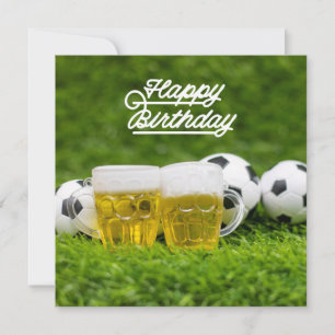 ビールとボールを緑に乗せたサッカーハッピーバースデー カード