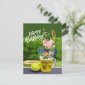 ビールとボールラケットを緑に塗ったテニス誕生日 ポストカード (スタンド正面)