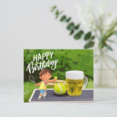 ビールとボールラケットを緑に塗ったテニス誕生日 ポストカード (スタンド正面)