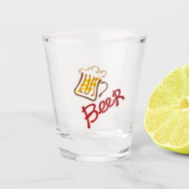 ビールと泡のショットグラスの入ったビールマグ ショットグラス