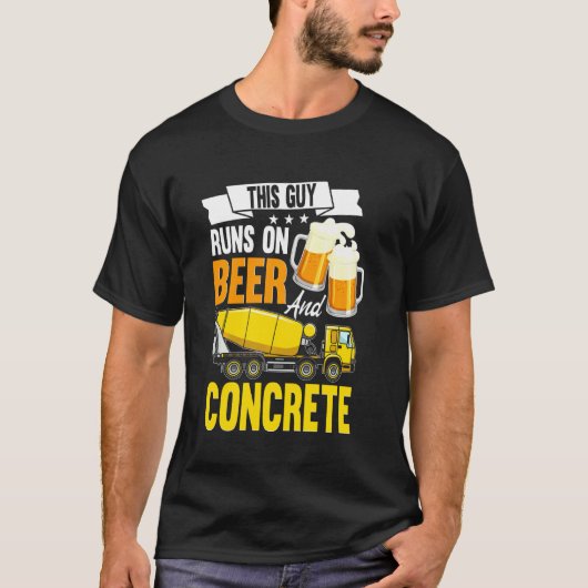 ビールと走コンクリットフィニッシャーセメントの上の男 Tシャツ (正面)