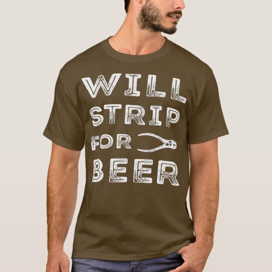 ビールのために服を脱ぐ 電気技師のユーモア Tシャツ (正面)