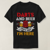 ビールのダーツとビールThatt Im Here おもしろい Dart P Tシャツ (デザイン正面)