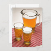 ビールのピッチャーとビールが詰まった2つのグラス ポストカード (正面/裏面)