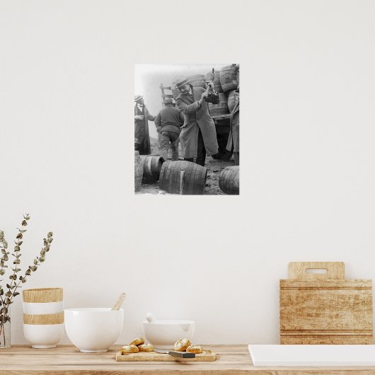ビールの樽を破壊する， 1924.ヴィンテージ写真 ポスター (キッチン)